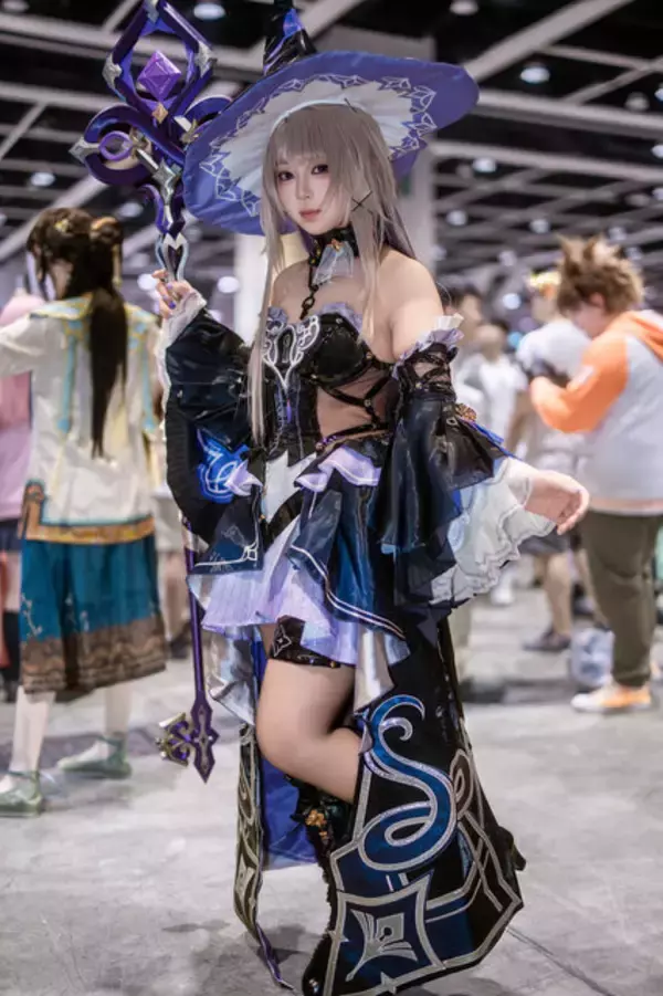 「【コスプレ】クールな表情が美しすぎる！『崩壊：スターレイル』マダムヘルタの美貌に足を止めてうっとりする人が続出【写真8枚】」の画像