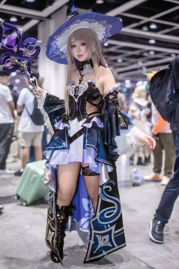 「【コスプレ】クールな表情が美しすぎる！『崩壊：スターレイル』マダムヘルタの美貌に足を止めてうっとりする人が続出【写真8枚】」の画像