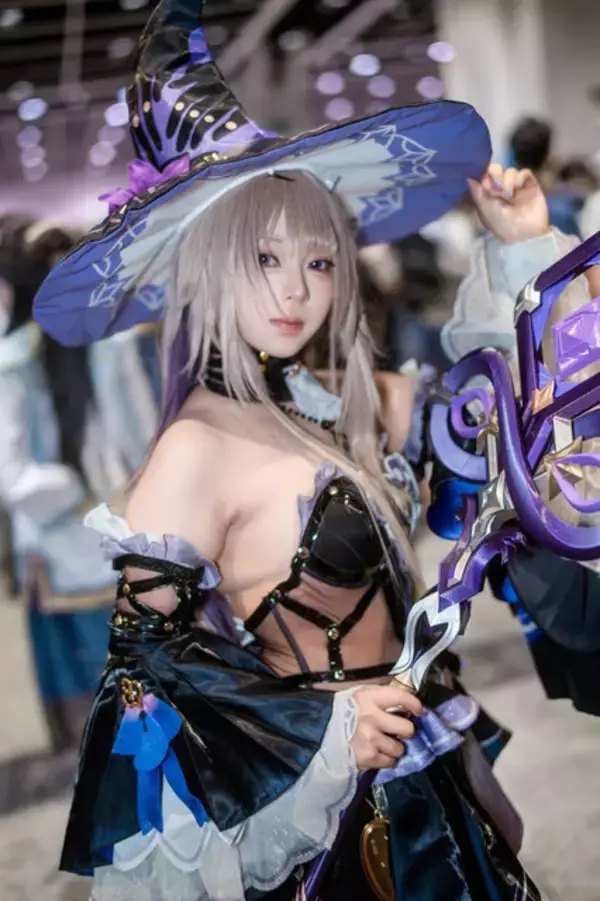 「【コスプレ】クールな表情が美しすぎる！『崩壊：スターレイル』マダムヘルタの美貌に足を止めてうっとりする人が続出【写真8枚】」の画像