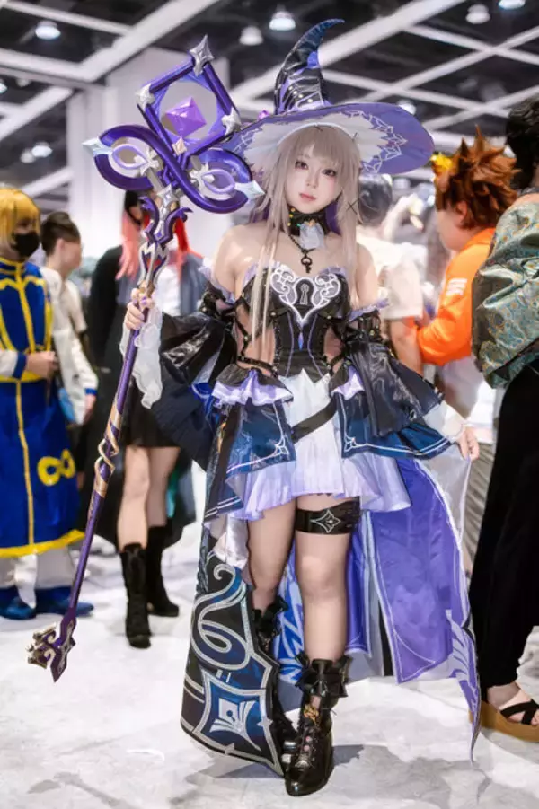 「【コスプレ】クールな表情が美しすぎる！『崩壊：スターレイル』マダムヘルタの美貌に足を止めてうっとりする人が続出【写真8枚】」の画像