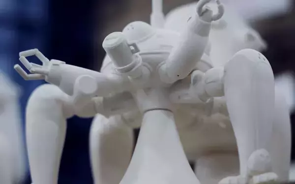 「世界限定50体でお値段77万円…！アニメ「攻殻機動隊 S.A.C.」タチコマを磁器で再現した工芸品が凄まじい」の画像