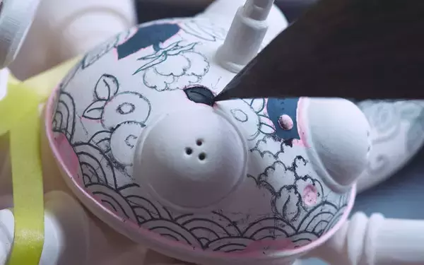 「世界限定50体でお値段77万円…！アニメ「攻殻機動隊 S.A.C.」タチコマを磁器で再現した工芸品が凄まじい」の画像