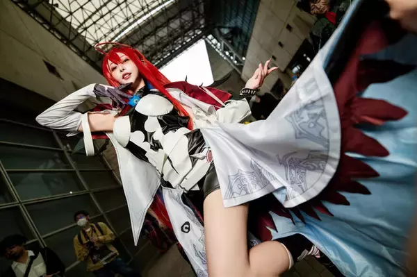 「【コスプレ】まるでファンタジーの冒険者のようないでたち！中国美女レイヤーの「HololiveEN」エリザベスがスタイル抜群【写真8枚】」の画像