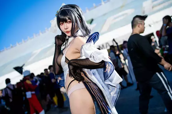 「【コスプレ】台湾美女が魅せる『アズレン』鎮海がすごい！ボリューミーな太ももが際立つ衣装でS字カーブが美しすぎた【写真8枚】」の画像