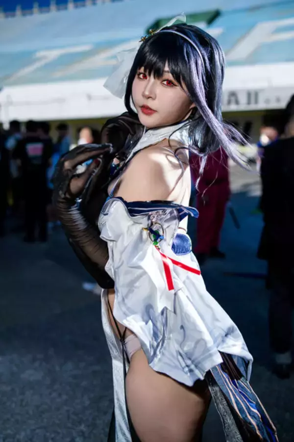 「【コスプレ】台湾美女が魅せる『アズレン』鎮海がすごい！ボリューミーな太ももが際立つ衣装でS字カーブが美しすぎた【写真8枚】」の画像