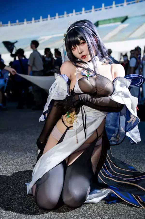「【コスプレ】台湾美女が魅せる『アズレン』鎮海がすごい！ボリューミーな太ももが際立つ衣装でS字カーブが美しすぎた【写真8枚】」の画像