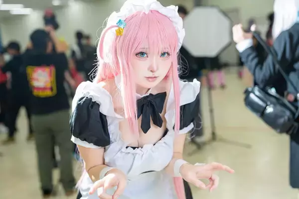「【コスプレ】キャラの個性を感じさせる雰囲気作りと絶対領域に注目！「ぼっち・ざ・ろっく!」メイド併せが眼福の可愛さ【写真27枚】」の画像
