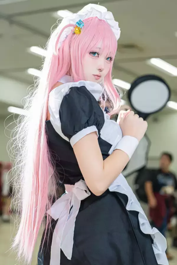「【コスプレ】キャラの個性を感じさせる雰囲気作りと絶対領域に注目！「ぼっち・ざ・ろっく!」メイド併せが眼福の可愛さ【写真27枚】」の画像