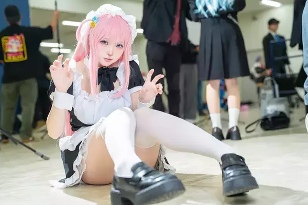 「【コスプレ】キャラの個性を感じさせる雰囲気作りと絶対領域に注目！「ぼっち・ざ・ろっく!」メイド併せが眼福の可愛さ【写真27枚】」の画像