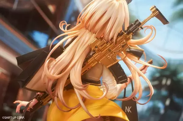 「魅惑の金髪ギャル！『勝利の女神：NIKKE』より「ルピー」のフィギュアがお披露目―ショッピングバッグや輝くアサルトライフルまでしっかり再現」の画像