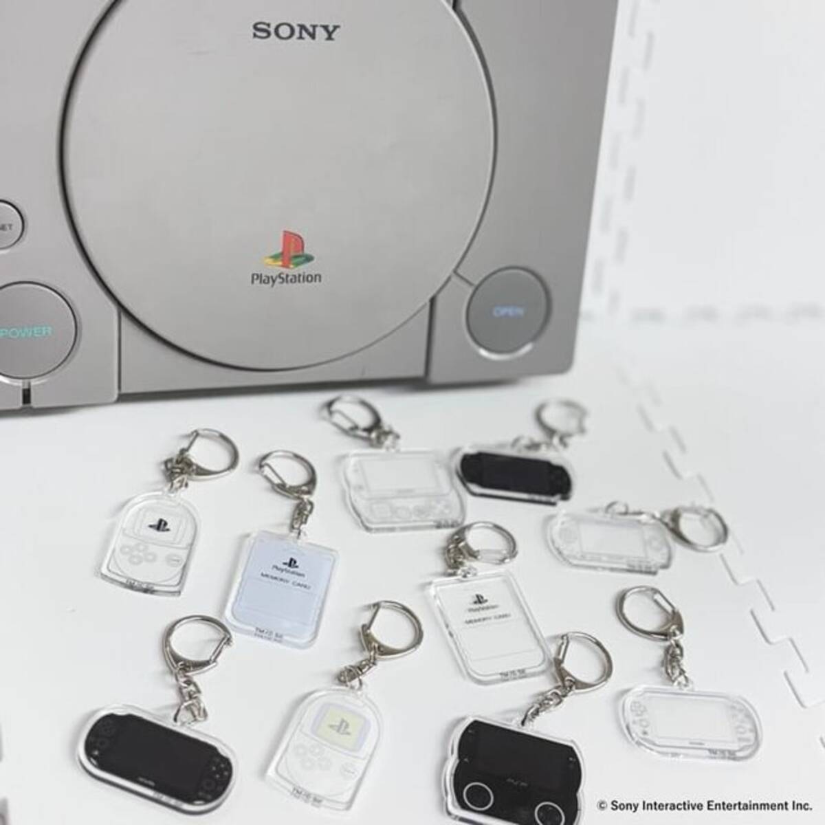 懐かしい…！「PlayStation」と周辺機器をモチーフにしたグッズが 