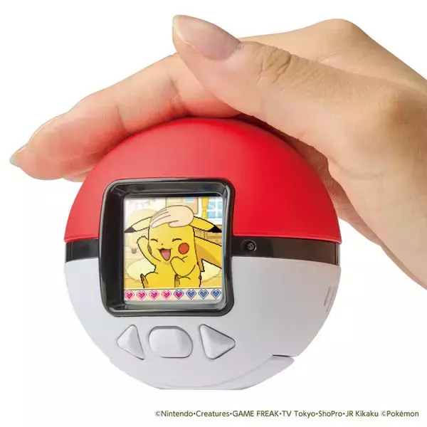 「なでなですると『ポケモン』が可愛く反応！モンスターボール型液晶トイ「ポケなで」に、ピカチュウたちパートナー7匹に加え150匹以上を収録」の画像