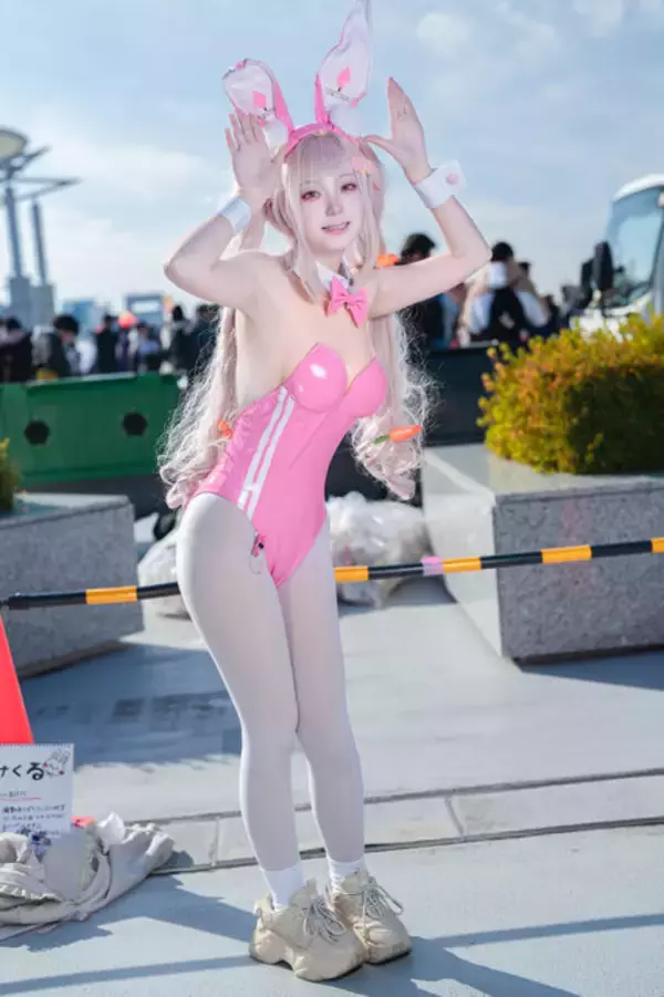 「【コスプレ】ミニスカなポリスにバニーガール、『ポケモン』カナリィやホロライブまで「コミケ107」美女レイヤー10選【写真43枚】」の画像