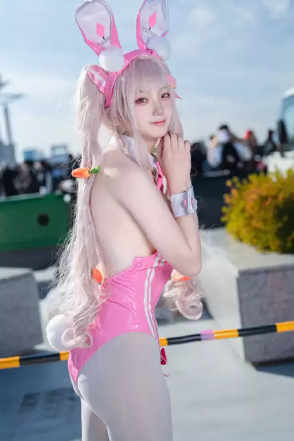 「【コスプレ】ミニスカなポリスにバニーガール、『ポケモン』カナリィやホロライブまで「コミケ107」美女レイヤー10選【写真43枚】」の画像
