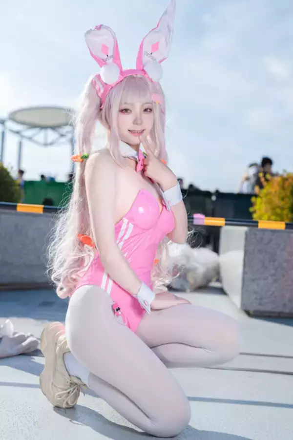 「【コスプレ】ミニスカなポリスにバニーガール、『ポケモン』カナリィやホロライブまで「コミケ107」美女レイヤー10選【写真43枚】」の画像