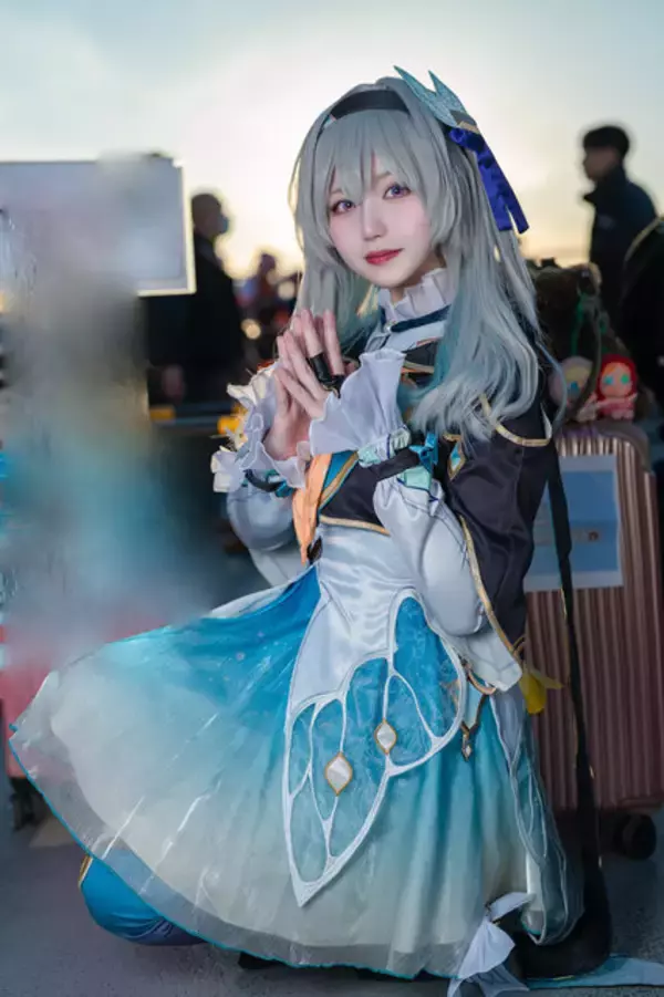 「【コスプレ】ミニスカなポリスにバニーガール、『ポケモン』カナリィやホロライブまで「コミケ107」美女レイヤー10選【写真43枚】」の画像