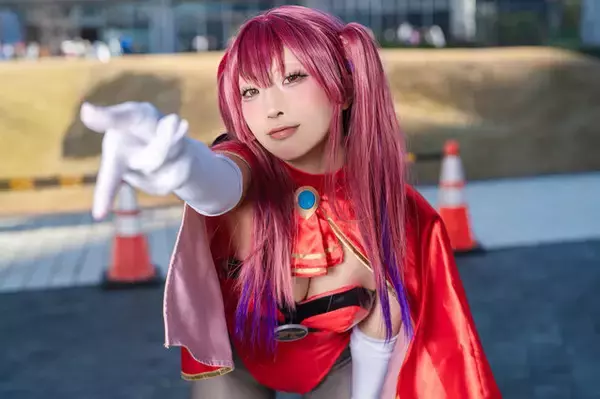 「【コスプレ】ミニスカなポリスにバニーガール、『ポケモン』カナリィやホロライブまで「コミケ107」美女レイヤー10選【写真43枚】」の画像