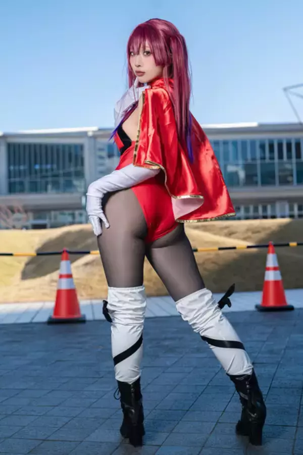 「【コスプレ】ミニスカなポリスにバニーガール、『ポケモン』カナリィやホロライブまで「コミケ107」美女レイヤー10選【写真43枚】」の画像