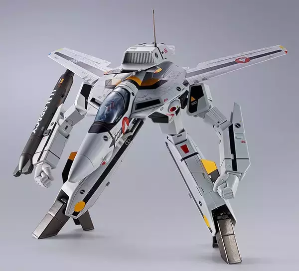 「TV版再現の丸指手首パーツを追加！「マクロス」より「DX超合金 VF-1S バルキリー ロイ・フォッカースペシャル」がリバイバルVer.として登場」の画像