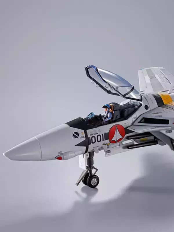 「TV版再現の丸指手首パーツを追加！「マクロス」より「DX超合金 VF-1S バルキリー ロイ・フォッカースペシャル」がリバイバルVer.として登場」の画像