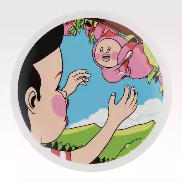 「人気絵本「こびとづかん」一番くじ発売！ラストワン賞は“カクレモモジリ”の正しい持ち方を学べる桃型ダイカットクッション」の画像