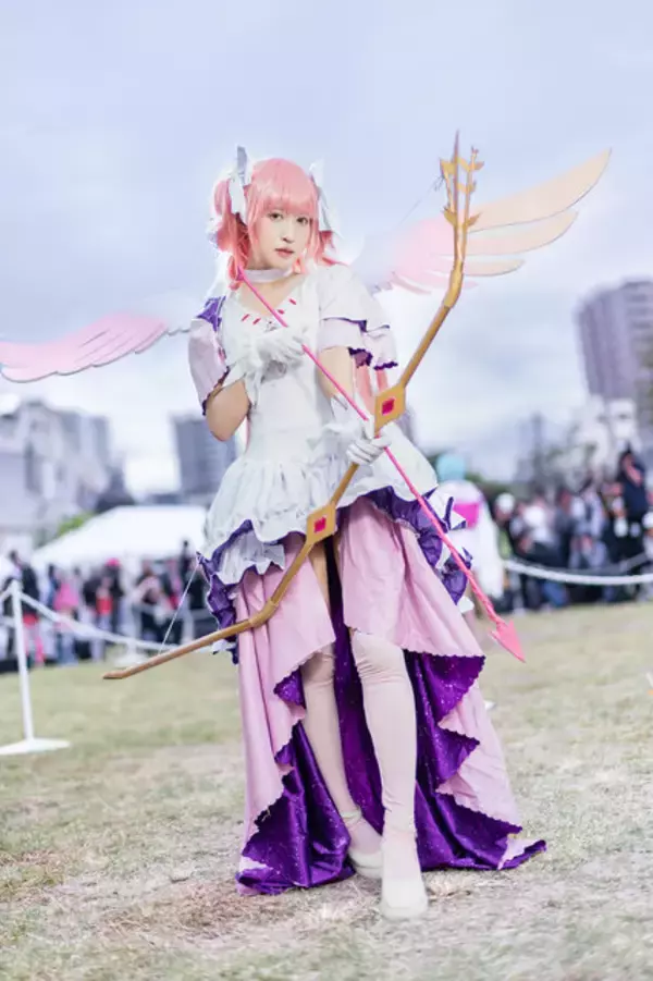 「【コスプレ】アルティメットまどかは激カワ！美女レイヤー「猫田あしゅ」が“究極”になってみた【写真10枚】」の画像