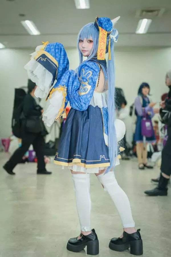 「【コスプレ】「兎田ぺこら」のキョンシー姿が可愛すぎ！ちょこん座りに尻尾見せポーズも愛らしい美少女うさぎにメロメロ【写真８枚】」の画像