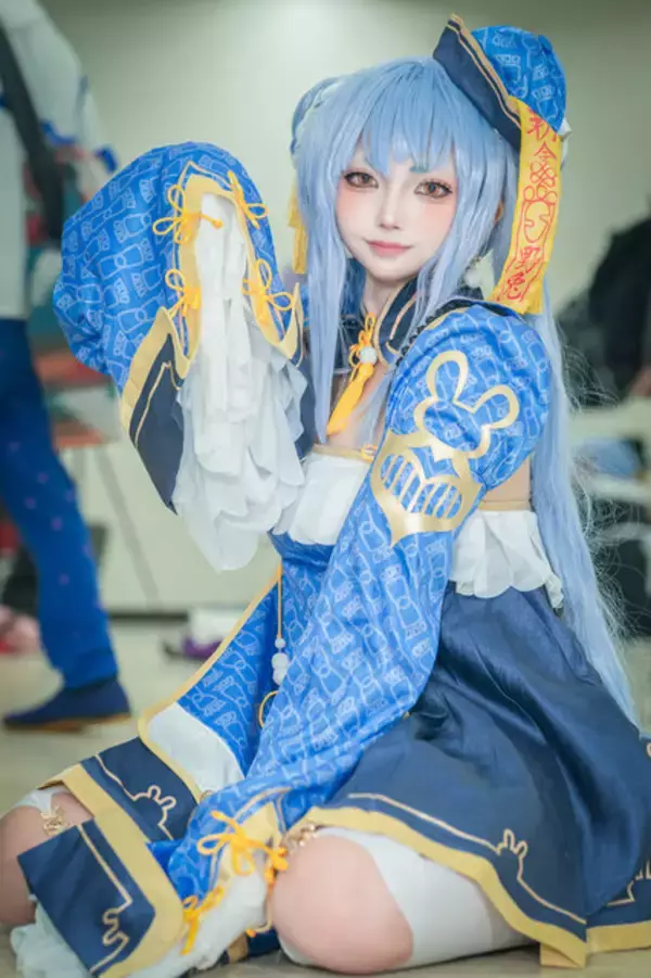 「【コスプレ】「兎田ぺこら」のキョンシー姿が可愛すぎ！ちょこん座りに尻尾見せポーズも愛らしい美少女うさぎにメロメロ【写真８枚】」の画像