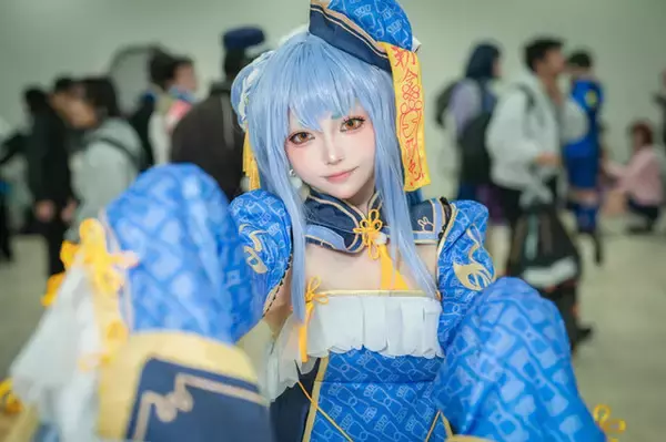 「【コスプレ】「兎田ぺこら」のキョンシー姿が可愛すぎ！ちょこん座りに尻尾見せポーズも愛らしい美少女うさぎにメロメロ【写真８枚】」の画像