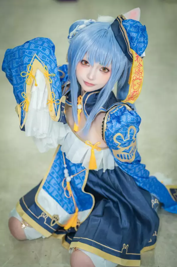 「【コスプレ】「兎田ぺこら」のキョンシー姿が可愛すぎ！ちょこん座りに尻尾見せポーズも愛らしい美少女うさぎにメロメロ【写真８枚】」の画像