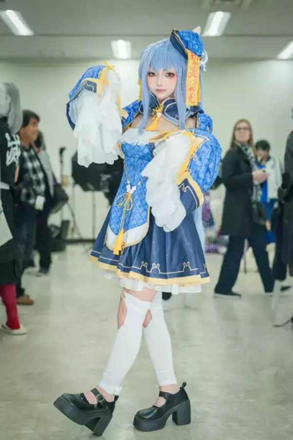 「【コスプレ】「兎田ぺこら」のキョンシー姿が可愛すぎ！ちょこん座りに尻尾見せポーズも愛らしい美少女うさぎにメロメロ【写真８枚】」の画像