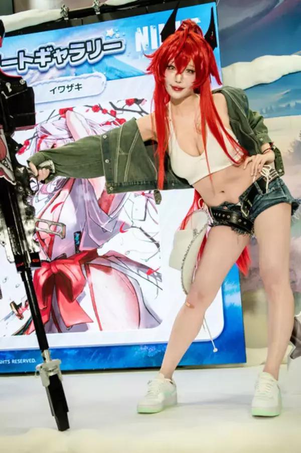「【コスプレ】美くびれ＆美脚を惜しみなく披露！中国人気コスプレイヤーによる『NIKKE』レッドフードのスタイルが完璧すぎた【写真9枚】」の画像