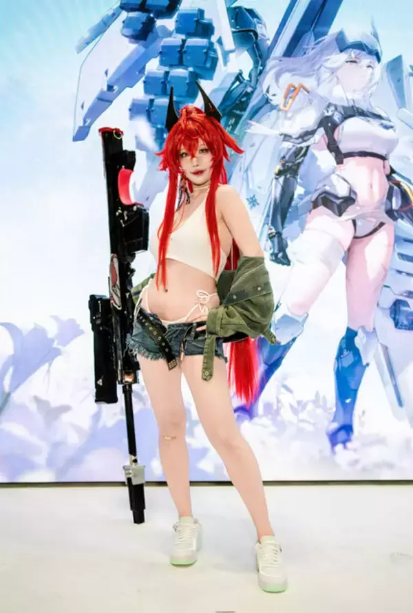 「【コスプレ】美くびれ＆美脚を惜しみなく披露！中国人気コスプレイヤーによる『NIKKE』レッドフードのスタイルが完璧すぎた【写真9枚】」の画像