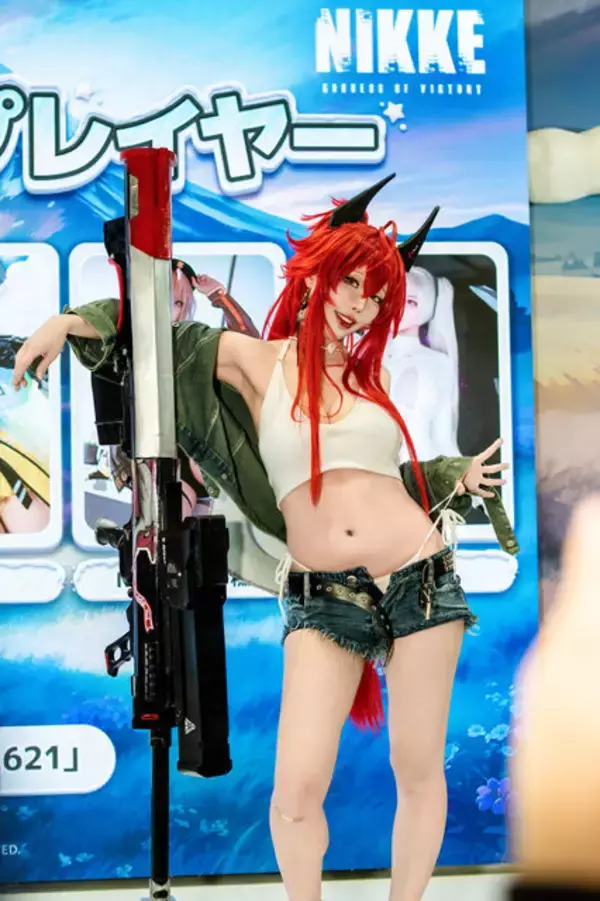 「【コスプレ】美くびれ＆美脚を惜しみなく披露！中国人気コスプレイヤーによる『NIKKE』レッドフードのスタイルが完璧すぎた【写真9枚】」の画像