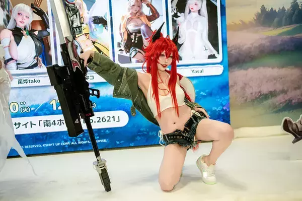 「【コスプレ】美くびれ＆美脚を惜しみなく披露！中国人気コスプレイヤーによる『NIKKE』レッドフードのスタイルが完璧すぎた【写真9枚】」の画像