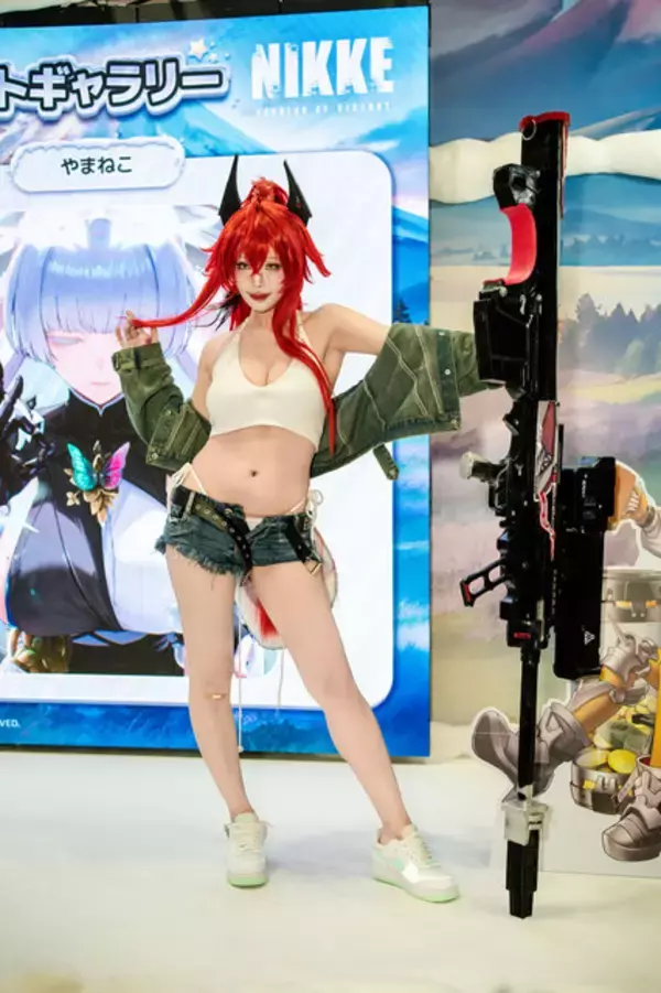 「【コスプレ】美くびれ＆美脚を惜しみなく披露！中国人気コスプレイヤーによる『NIKKE』レッドフードのスタイルが完璧すぎた【写真9枚】」の画像