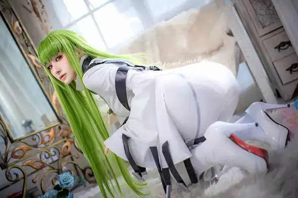 「【コスプレ】アズレン、リゼロ、コードギアス…多彩な座り方で曲線美を魅せる！中国レイヤー・幼愛Youmeko」の画像