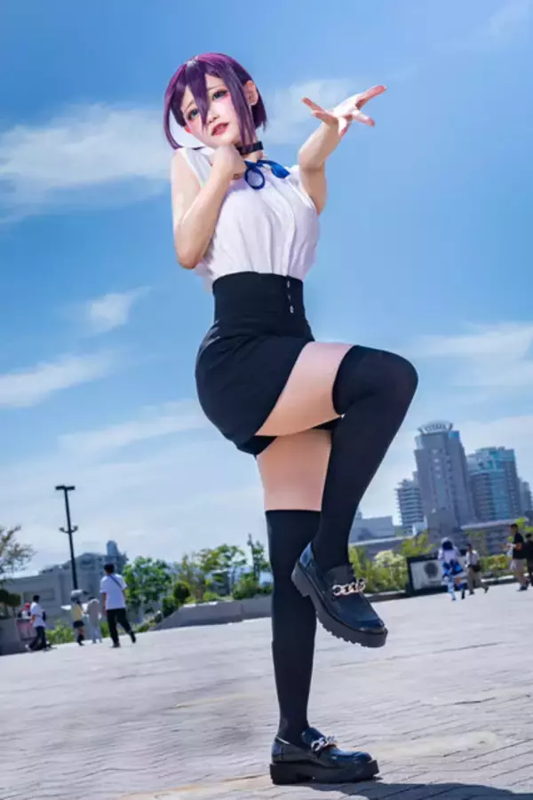 「【コスプレ】華奢で可愛らしい姿が魅力的！愛嬌あふれる「チェンソーマン」レゼの美女レイヤー【写真7枚】」の画像