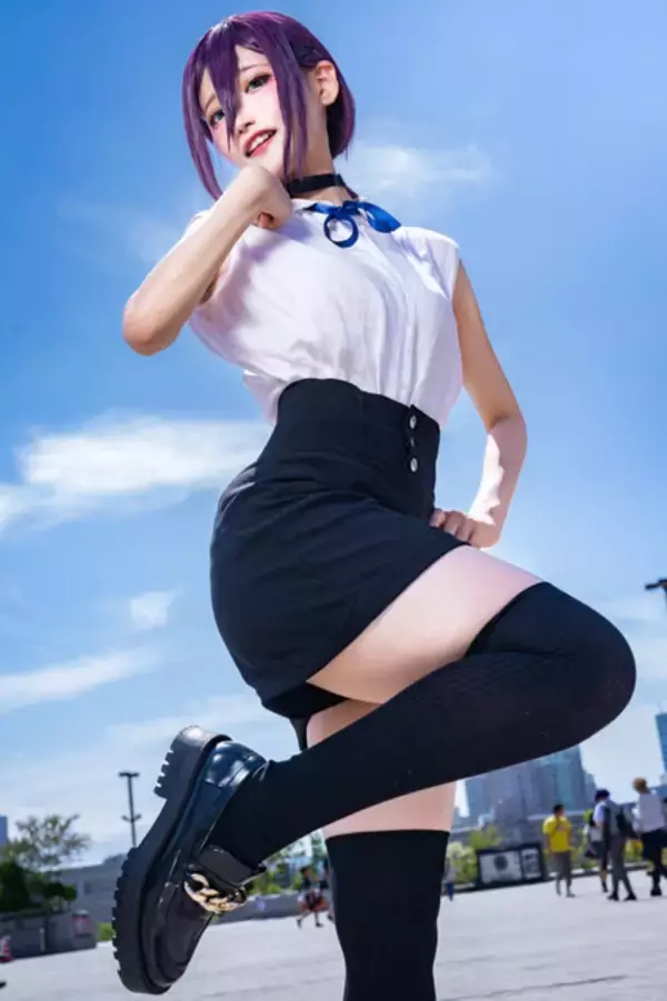 「【コスプレ】華奢で可愛らしい姿が魅力的！愛嬌あふれる「チェンソーマン」レゼの美女レイヤー【写真7枚】」の画像