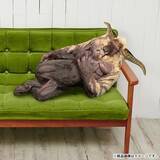 「『モンライズ：サンブレイク』より「激昂ラージャン 睡眠状態クッション」が予約受付中！抱き枕や置物としてもピッタリ」の画像1