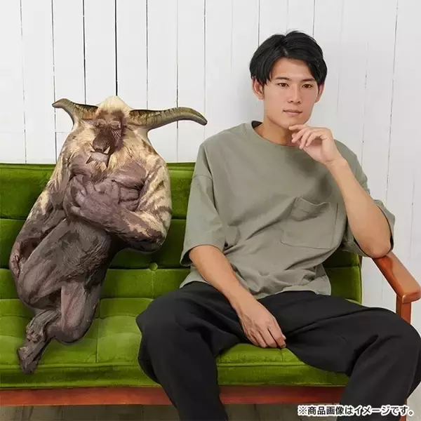 「『モンライズ：サンブレイク』より「激昂ラージャン 睡眠状態クッション」が予約受付中！抱き枕や置物としてもピッタリ」の画像