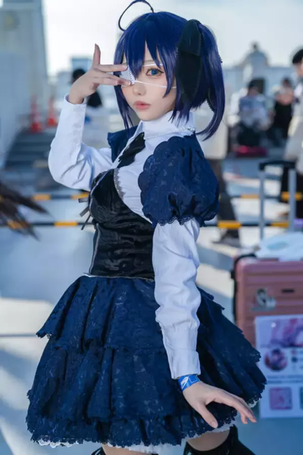 「【コスプレ】くりっとした瞳に中ニ病全開なポーズが可愛すぎ！ゴスロリ衣装の小鳥遊六花レイヤーに胸キュンが止まらない【写真8枚】」の画像