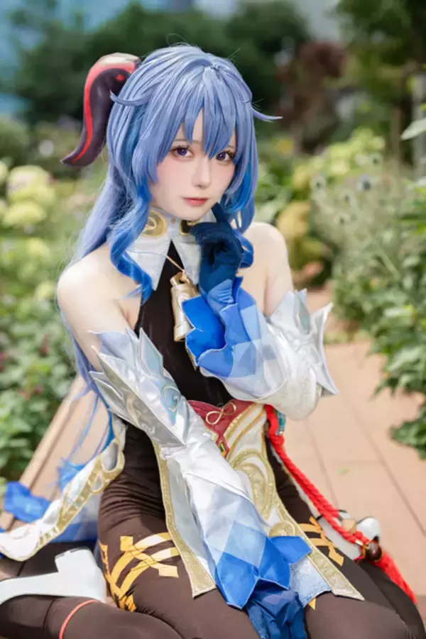 「【コスプレ】心配性な甘雨さんが見せる優しげな微笑みに癒されるーほんわかした空気感まで感じさせる美女レイヤー・苺川しう【写真7枚】」の画像