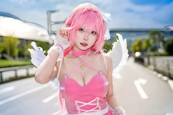 【コスプレ】ピンクのミニスカドレスが似合う新人レイヤーが可愛いすぎ！『NIKKE』ドロシーの美脚×絶対領域がまぶしい【写真7枚】