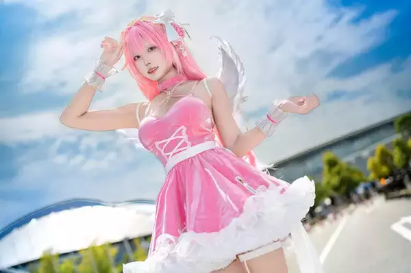 「【コスプレ】ピンクのミニスカドレスが似合う新人レイヤーが可愛いすぎ！『NIKKE』ドロシーの美脚×絶対領域がまぶしい【写真7枚】」の画像