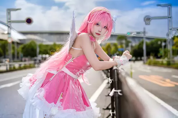 「【コスプレ】ピンクのミニスカドレスが似合う新人レイヤーが可愛いすぎ！『NIKKE』ドロシーの美脚×絶対領域がまぶしい【写真7枚】」の画像