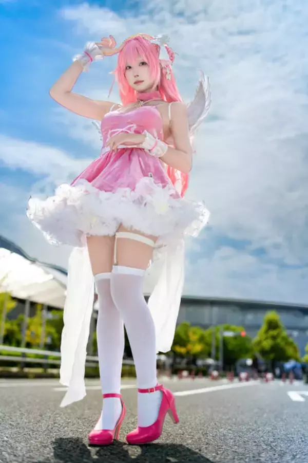 「【コスプレ】ピンクのミニスカドレスが似合う新人レイヤーが可愛いすぎ！『NIKKE』ドロシーの美脚×絶対領域がまぶしい【写真7枚】」の画像
