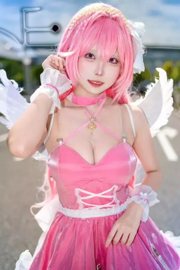 「【コスプレ】ピンクのミニスカドレスが似合う新人レイヤーが可愛いすぎ！『NIKKE』ドロシーの美脚×絶対領域がまぶしい【写真7枚】」の画像