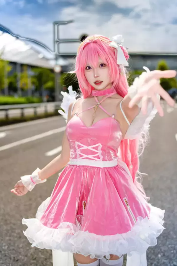 「【コスプレ】ピンクのミニスカドレスが似合う新人レイヤーが可愛いすぎ！『NIKKE』ドロシーの美脚×絶対領域がまぶしい【写真7枚】」の画像