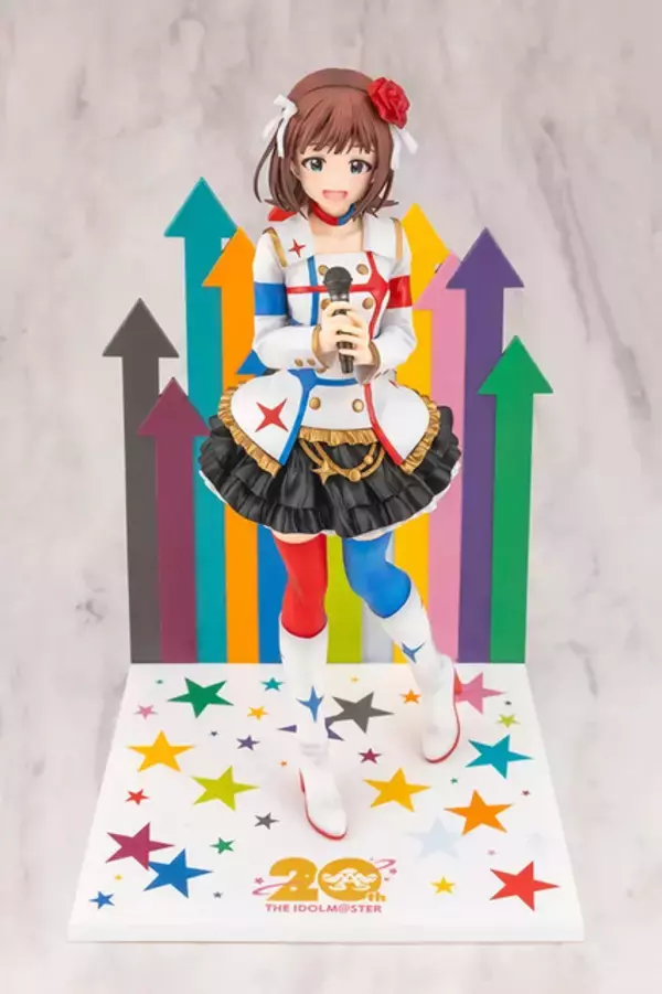 「『アイマス』20周年の“最高傑作”！「天海春香」スターピースメモリーズ衣装フィギュアが予約開始ー背景には矢印、台座にたくさんの星をデザイン」の画像